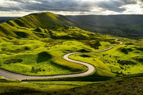 посетите вршни окружни пут који вијуга кроз зелена брда