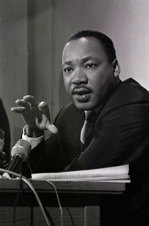 током конференције за новинаре, др Мартин Лутер Кинг, млађи, изјавио је да ће предводити марш за грађанска права до главног града Џорџије 14. јануара 1966. како би подржао представника афричко-америчке државе елецт Јулиан Бондс напори да поврати своје место у стамбеној обвезници одбијени су као члан куће 10. јануара 1966, као последица његовог одобравања изјаве којом се осуђује наша акција у Вијетнам