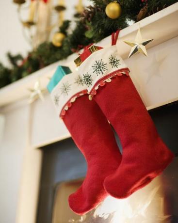 божићне чарапе обешене на камину