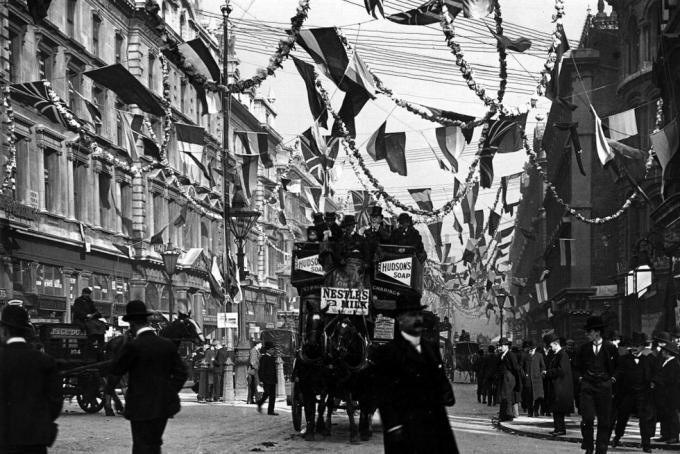 јун 1902. украси за крунисање Едварда ВИИ у улици краљице Викторије, лондонска фотографија лондонске стереоскопске компаније хултон архивске слике