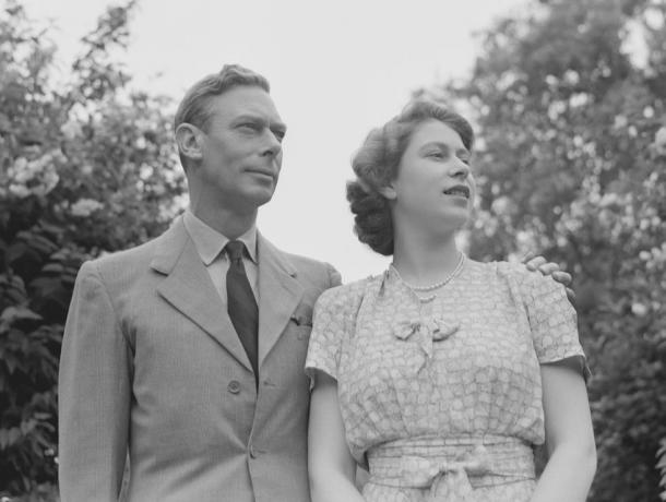 краљ Џорџ ВИ и његова ћерка краљица Елизабета ИИ у башти