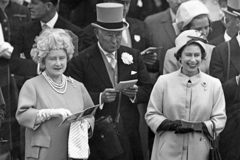Краљица мајка и краљица Елизабета ИИ на тркалишту Епсом, мај 1963. године
