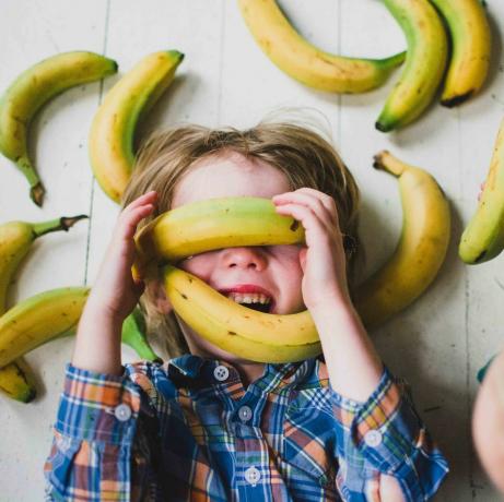 Деца (2-3, 4-5) покривена бананама