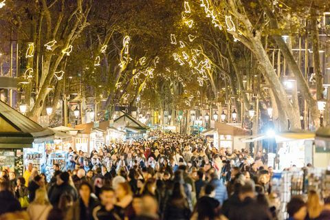 Људи који шетају улицом Ла Рамбла током божићних и новогодишњих празника у Барселони, Каталонији, Шпанија