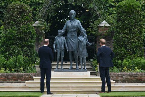 Принц Вилијам и принц Хари стоје испред статуе принцезе Дајане