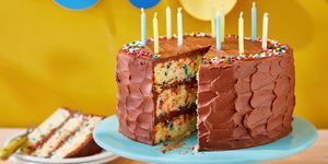 класична рођенданска торта са конфетима са чоколадним путеркремом