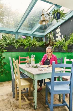 Анние Слоан у светло зеленој баштенској соби у свом дому у Оксфорду