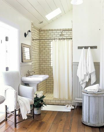 бело купатило са дрвеним подом