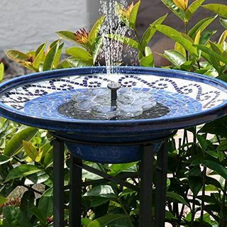 Соларна фонтана за купање птица