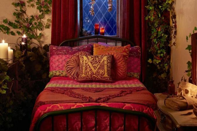 кревет у соби мистичног стила