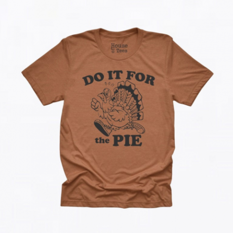 браон мајицу која садржи ћурку у патикама за трчање и на њој пише "уради то за питу" у ретро слова