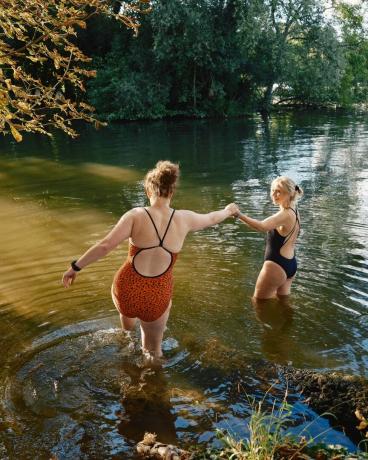 Велика Британија, Бакингемшир, Харли, жене дивље пливају у реци Темзи
