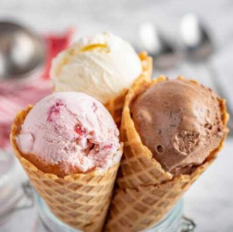 сладолед од јагоде, ваниле, чоколаде са корнетом за вафле на подлози од мермерног камена