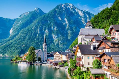 Село на језеру са планинама у Аустрији