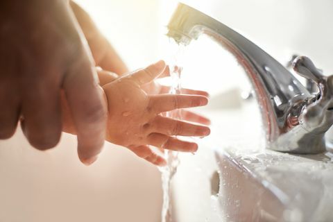 Дијете пере руке