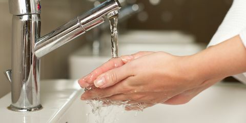 жена пере руке