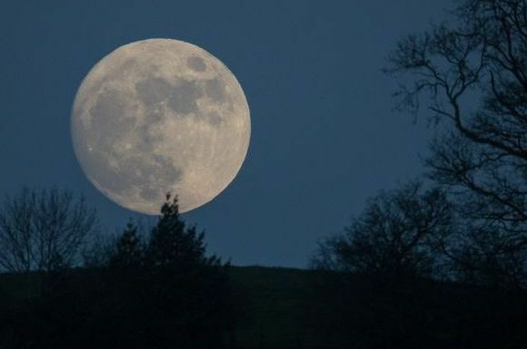 вучји месец се диже изнад Гластонберија уочи упозорења о тешким временским приликама у канцеларији