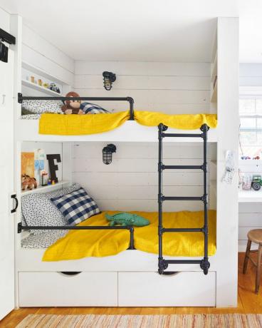 модеран сеоски кревет на спрат са индустријским мердевинама и светло жутом постељином