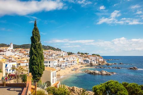 Идилицни приморски град Цоста Брава у провинцији Гирона, Каталонија