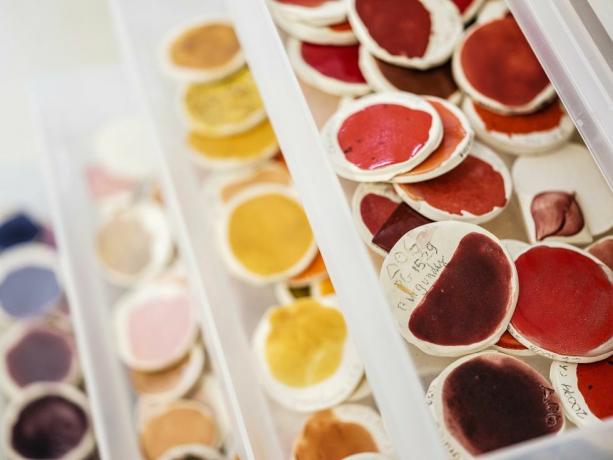 узорци боје глазуре које је направила вајарка Кети Батерли у свом студију у Њујорку, Њујорк 1. маја 2019.