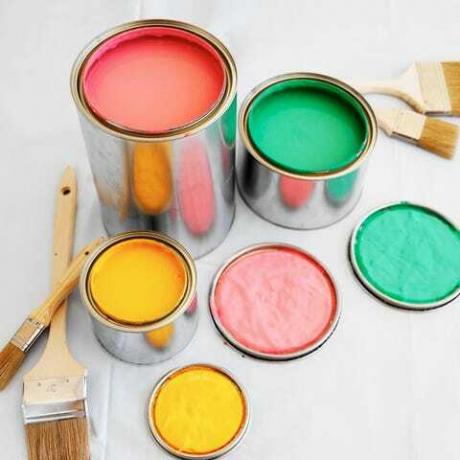 отворите лименке боје и четке за фарбање на поду