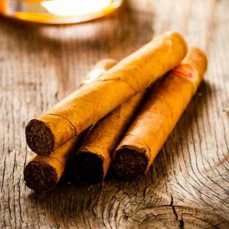 цигара са алкохолом на дрвеном столу