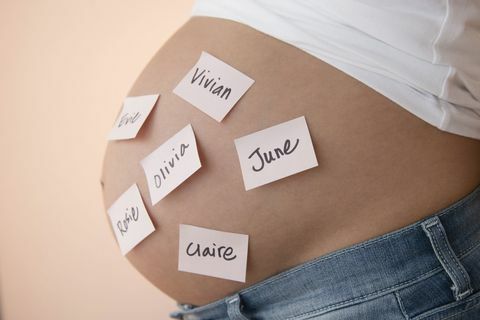 дечја имена заглављена на трудничком стомаку жене - изблиза