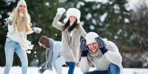 зимски фестивали са групом пријатеља који се играју у снегу