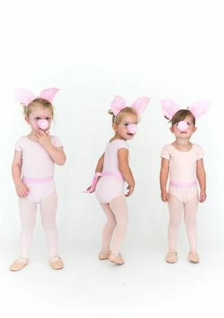девојчице у ружичастим тајицама и гаћицама са свињским ушима и свињским њушкама