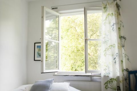 отворен прозор у спаваћој соби