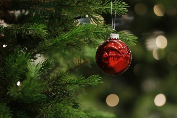 Божићна кугла виси са дрвета