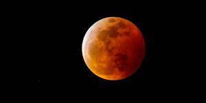 крвави месец, или пун месец са црвенкастом сенком због потпуног помрачења Месеца, на ноћном небу