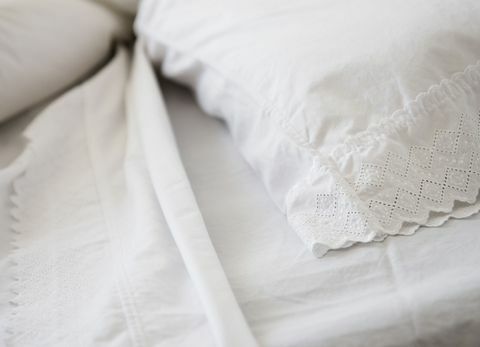 8 једноставних трикова који ће вам помоћи да заспите на врућини