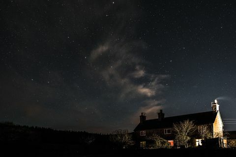 Шта потражити на ноћном небу: Сатурн ће ове недеље над Великом Британијом осветлити савршен полумесец