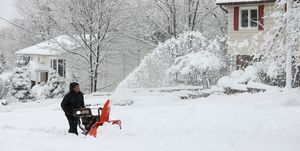 Монро, Њујорк, 14. март, поглед на јаке снежне падавине док становник покушава да уклони снег са улаза у кућу у Монроу, Њујорк, 14. марта, 2023 становника покушавају да уклоне снег са улаза у куће и са врха својих аутомобила. Фотографија агенције локман вурал елиболанадолу преко Геттија слике