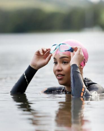 жена у Корнволу, Велика Британија плива у језеру