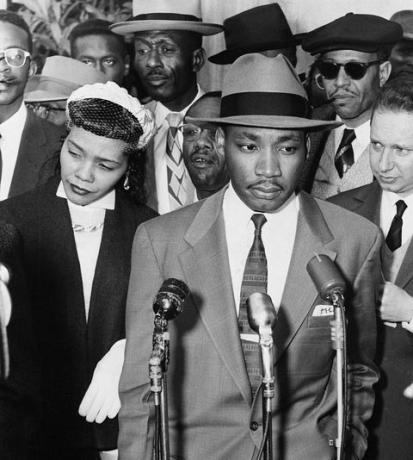 Велечасни Мартин Лутер Кинг, млађи, и његова супруга Корета Скот Кинг И, разговарају са новинарима на степеништу зграде суда округа Монтгомери пред отварање његовог суђења краљу је први од деведесет Афроамериканаца оптужених за оптужбе за бојкот аутобуса градских линија Монтгомерија, инц