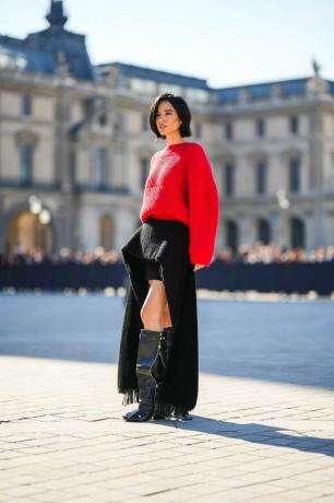 Париз, Француска 04. октобар келсеи асбилле носи велики пуловер од црвене ребрасте вуне, црну филцану асиметричну дугу сукњу од лоуис вуиттона, црне сјајне кожне штикле Патти колена чизме високе чизме од лоуис вуиттона, изван лоуис вуиттона, током недеље моде у Паризу, женска одећа пролеће лето 2023, 4. октобра 2022. у Паризу, Француска, фотографија Едварда Бертелотетија слике