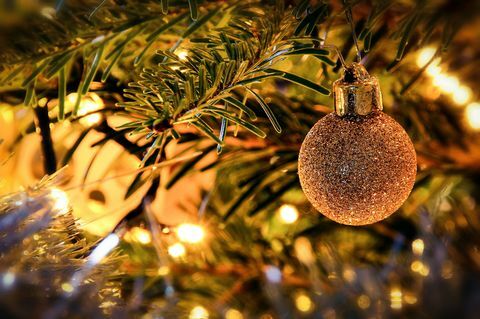 Изблиза божићног дрвца са златном баублеом