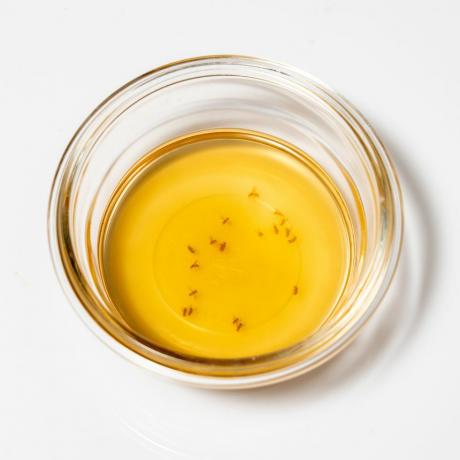 кућни лек за хватање воћних мушица и малих инсеката са стакленом посудом јабуковог сирћета и капљицом детерџента