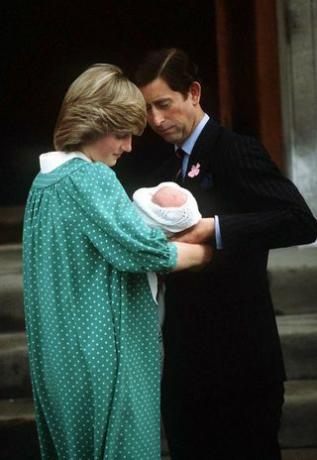 Принцеза Диана и принц Цхарлес са својим новорођеним сином на степеницама болнице Ст. Мари, 1982. године