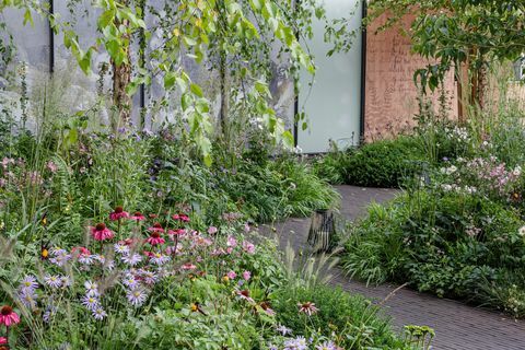врт Флоренце Нигхтингале прослава савремене неге коју је дизајнирао Роберт Миерс спонзорисано од стране Бурдетт труста за изложбу сестара башта рхс цхелсеа сајам цвећа 2021. штанд бр. 322