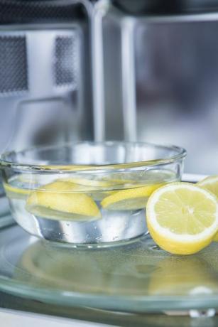 метода чишћења у микроталасној пећници водом и лимуном