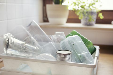 сталак за судове пун опраних пластичних контејнера спремних за рециклажу или поновну употребу