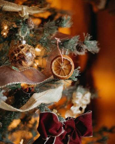 осушени орнамент наранџе виси на божићном дрвцу